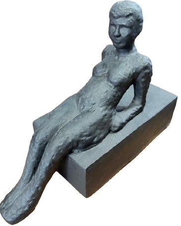 SCULPTURE LADY SITTING 27X10X20