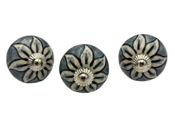 KNOB ROUND GREY WITH 8 WHITE LEAF