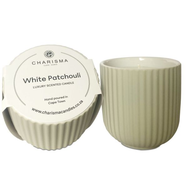 CANDLE C RIBBED CERAMIC WHITE PATCHOULI